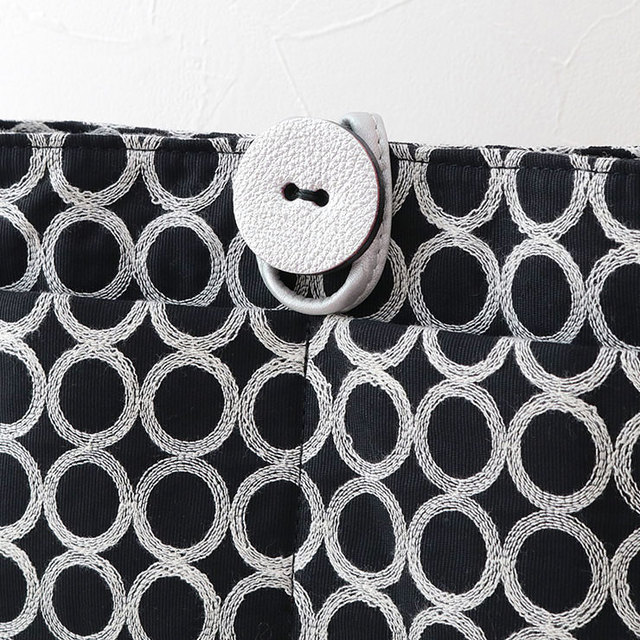 ティーエーデザイン tadesign ショルダーバッグ 軽い サークル 刺繍 モノトーン ハンドメイド 日本製 ボタン